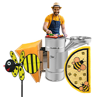 A man is standing at a barbecue, in front of which is a propeller bee and next to it a doormat with a bee motif
