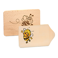 Two differently shaped wooden boards with different bee motifs stand diagonally in front of each other.