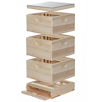 11er Normalmaß Beute steht auf Wiese vor Sonnenblumenfeld