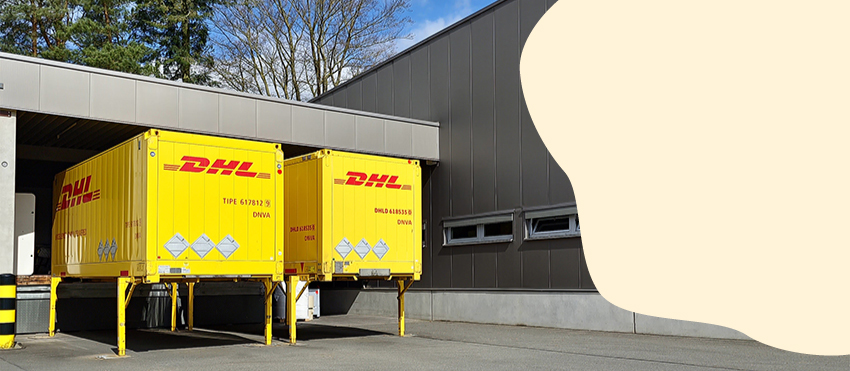 Dritter Slide, Zwei Postcontainer stehen am Versandzentrum, Mehr Informationen zu Versand & Zahlung