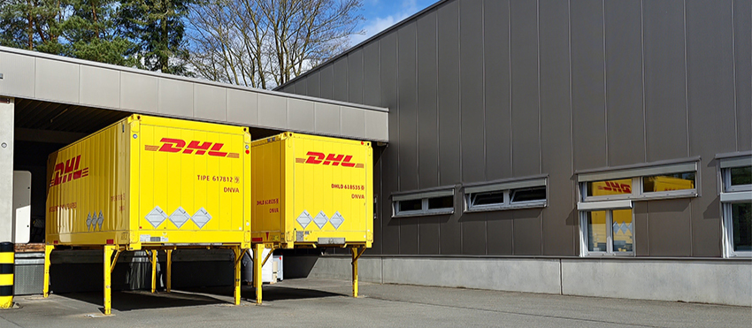 Dritter Slide, Zwei Postcontainer stehen am Versandzentrum, Mehr Informationen zu Versand & Zahlung