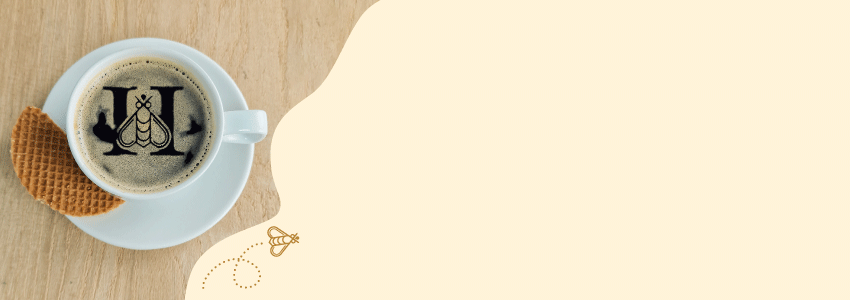 Links ist ein klecksförmiger Bildausschnitt mit einer Tasse Kaffee zu sehen. Im Kaffeeschaum ist das Holtermann-Logo erkennbar. Daneben fliegt eine Biene mit gepunkteter Linie in das Banner, das einen hellbeigen/gelben Hintergrund hat