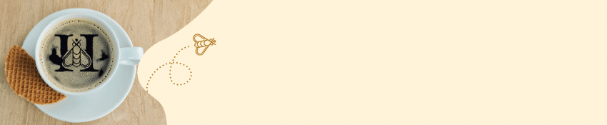 Links ist ein klecksförmiger Bildausschnitt mit einer Tasse Kaffee zu sehen. Im Kaffeeschaum ist das Holtermann-Logo erkennbar. Daneben fliegt eine Biene mit gepunkteter Linie in das Banner, das einen hellbeigen/gelben Hintergrund hat