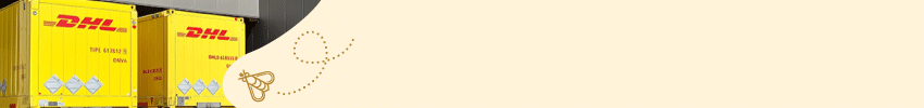 Links ist ein klecksförmiger Bildausschnitt mit Zwei gelben DHL-postcontainern drauf zu sehen. Daneben fliegt eine Biene mit gepunkteter Linie in das Banner, das einen hellbeigen/gelben Hintergrund hat