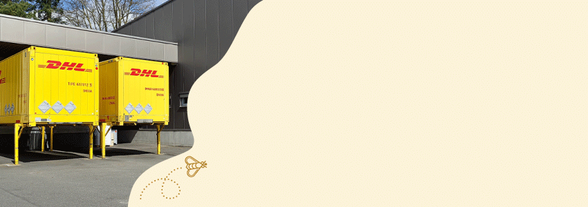 Links ist ein klecksförmiger Bildausschnitt mit Zwei gelben DHL-postcontainern drauf zu sehen. Daneben fliegt eine Biene mit gepunkteter Linie in das Banner, das einen hellbeigen/gelben Hintergrund hat