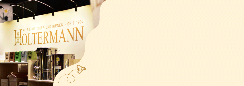 Links ist ein klecksförmiger Bildausschnitt mit einem Imker, der eine Wabe in die Sonne hält zu sehen. Daneben fliegt eine Biene mit gepunkteter Linie in das Banner, das einen hellbeigen/gelben Hintergrund hat