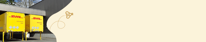 Zwei gelbe DHL-Container vor Klecksform, Biene fliegt über Banner