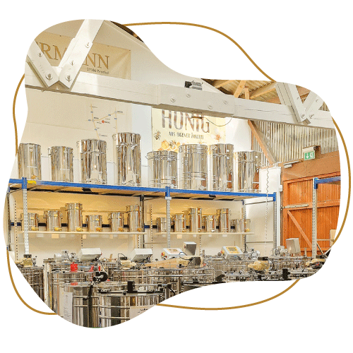 Brauner Klecks mit klecksförmigen Bild davor. Im Klecks ist unser Ladengeschäft zu sehen