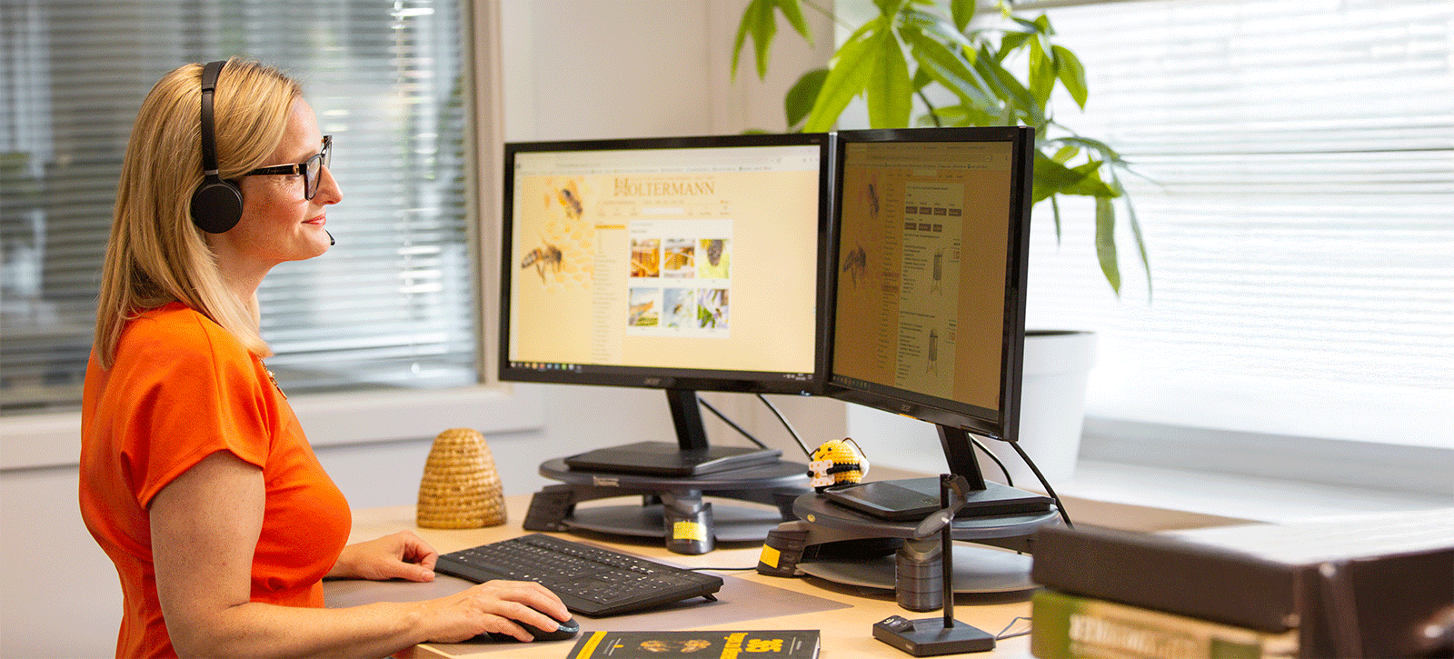 Freundlich lächelnde Callcenter-Mitarbeiterin