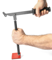 Baden's Beutenknacker, Seitenansicht mit 2 Händen, die den Beutenknacker bedienen