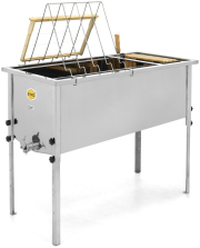 EWG® Entdecklungstisch Universal 100 cm, Kantenansicht, aufgebaut, mit einem Rähmchen auf der Rähmchenablage und Entdecklungsmesser in der Dorntraverse, sowie Rähmchen im Korpus
