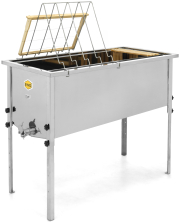 EWG® Entdecklungstisch Universal 100 cm, Kantenansicht, aufgebaut, mit einem Rähmchen auf der Rähmchenablage und Entdecklungsmesser in der Dorntraverse, sowie Rähmchen im Korpus