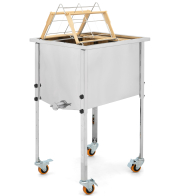 EWG® Entdecklungstisch Universal 60 cm, Kantenansicht, aufgebaut, mit einem Rähmchen auf der Rähmchenablage und Entdecklungsmesser in der Dorntraverse, sowie Rähmchen im Korpus