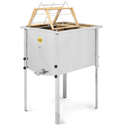 EWG® Entdecklungstisch Universal 60 cm, Kantenansicht, aufgebaut, mit einem Rähmchen auf der Rähmchenablage und Entdecklungsmesser in der Dorntraverse, sowie Rähmchen im Korpus