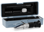ApiCatania® Refraktometer I, Seitenansicht, Prismaklappe offen, Etui dahinter offen