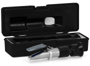 ApiCatania® Refraktometer III, Seitenansicht, Prismaklappe offen, Etui dahinter offen