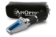 ApiOptic® Refraktometer mit Licht, Kantenansicht, Prismaklappe offen, Etui dahinter