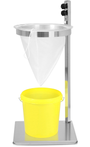 ApiTek® Edelstahl Ständer für Spitzsiebe, Seitenansicht mit Spitzsieb und Eimer