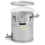 ApiNord® Siebset 35 kg, Seitenansicht, ein Sieb schräg aufgelegt, Deckel schwebend