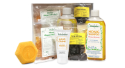 Minkenhus® Geschenkpaket 1, Gruppenbild Frontansicht, alle Artikel einzeln und ein verpackter Karton dahinter
