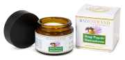 Badestrand Honig & Propolis Universalcreme, Kantenansicht mit einer geschlossen Packung und einem offenen Tiegel daneben