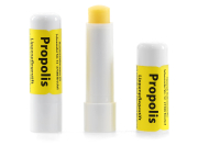 Propolis Lippenpflegestift, Frontansicht, ein Stift offen stehend, Stiftkappe stehend daneben, ein Stift geschlossen stehend daneben