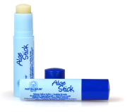 Natura House Aloe Stick, Frontansicht, ein Stift offen, Stiftkappe daneben, ein Stift geschlossen, liegend davor