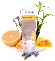Propolia Mildes Honig Shampoo, Frontansicht, Stimmungsbild mit der Flasche zwischen Zutaten