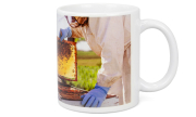 ApiSina® Tasse "Imker mit Wabe"